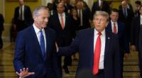 Ein gemeinsamer Fototermin mit Senator John Thune entlarvt die offiziellen Körpermaße des US-Präsidenten.