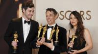 Alex Coco (l-r), Sean Baker und Samantha Quan mit ihren Oscar-Trophäen.