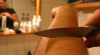 Viele Borderline-Betroffenen verletzen sich selbst, um ihren entfremdeten Körper über den Schmerz zu spüren.
