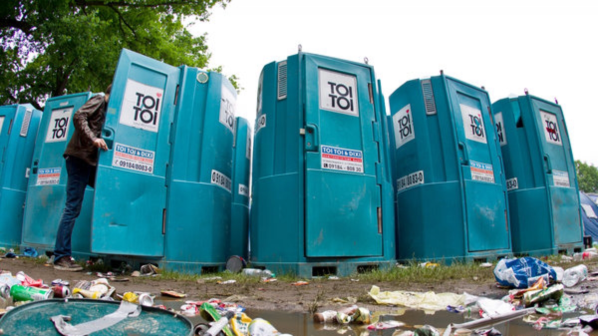 Jeder kennt sie, kaum jemand mag sie. Die Rede ist von den meist blauen Plastik-Toiletten bei öffentlichen Veranstaltungen. (Foto)
