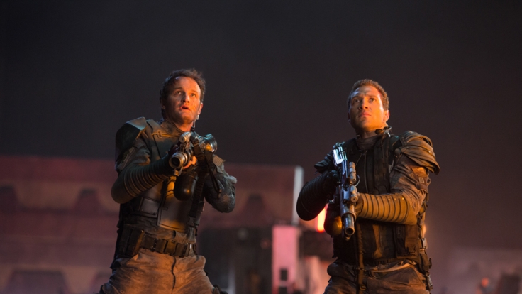 John Connor und Kyle Reese (Jay Courtney) im gemeinsamen Kampf gegen die Maschinen.