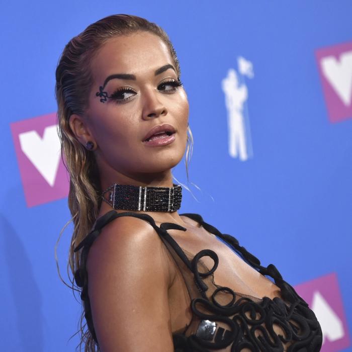 Nippel-Blitzer! DIESES Kleid zeigt ALLES