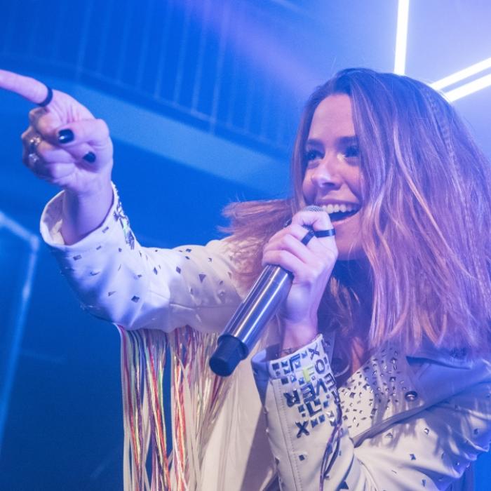 Schlager-Beauty vergnügt sich im Schnee