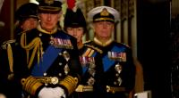 Ex-Prinz Andrew (re.) soll nach seinem tiefen Absturz im britischen Königshaus fuchsteufelswild geworden sein und auf Rache an seinem Bruder König Charles (2.v.l.) sinnen.
