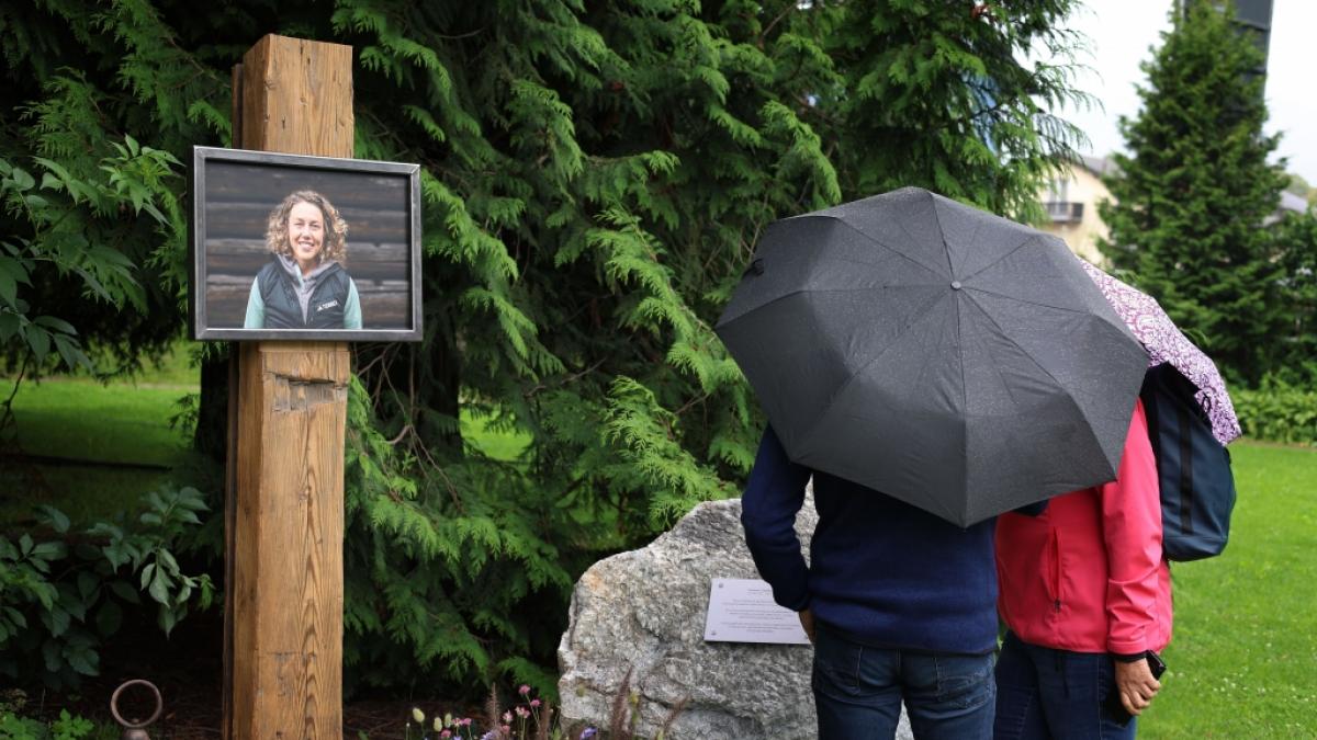 Im Kurpark von Garmisch-Partenkirchen wurde bereits eine tempor&auml;re Gedenkst&auml;tte f&uuml;r die verstorbene Biathlon-Legende Laura Dahlmeier errichtet. Nun wird der gesamte Park nach ihr umbenannt. (Foto)
