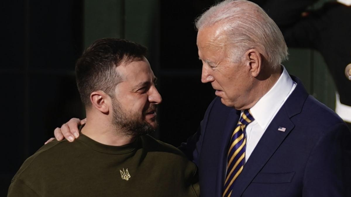 Wolodymyr Selenskyj (l.) bedankte sich bei US-Pr&auml;sident Joe Biden f&uuml;r das Patriot-Flugabwehrsystem. (Foto)