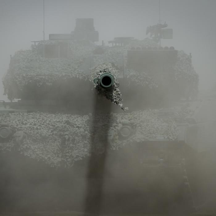 Riesige Explosion sichtbar: Deutscher Panzer schaltet Putin-Kolonne aus