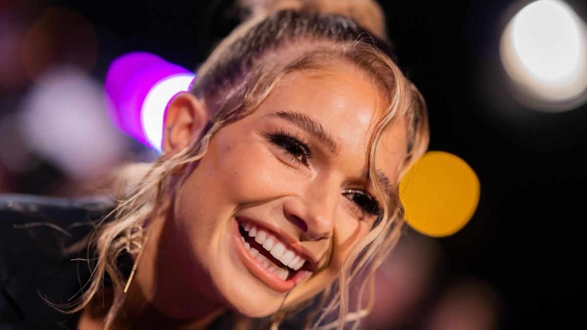 Lola Weippert heizt in knappen Dessous ein. (Foto)