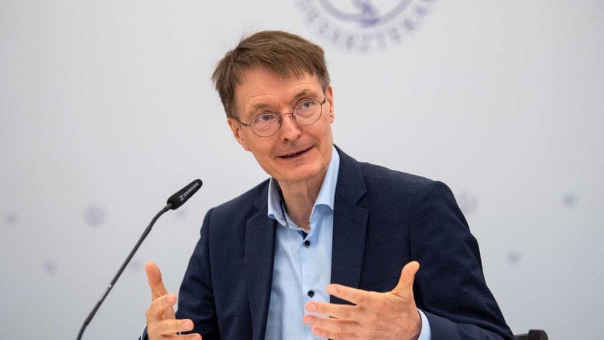 Karl Lauterbach will die Maskenpflicht ab Herbst wieder einf&uuml;hren. (Foto)