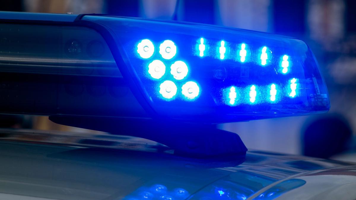 Schockierender Fund in Hamburg-Bramfeld: Nachdem eine Jugendliche zuvor vermisst worden war, hat die Polizei die 15-J&auml;hrige leblos mit mehreren Verletzungen in der Wohnung der Mutter gefunden (Symbolfoto). (Foto)