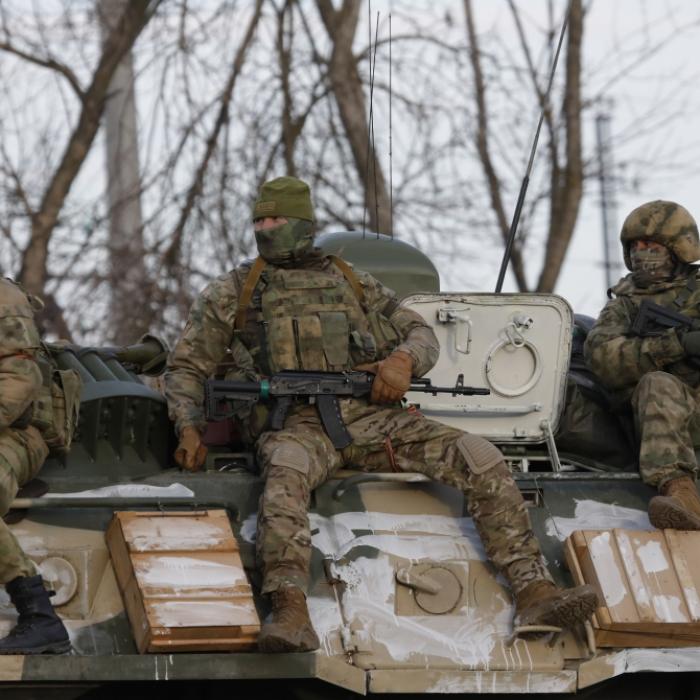 Betrunkene Putin-Soldaten vergewaltigen Frau vor den Augen ihres Kindes
