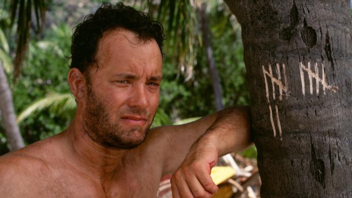F&uuml;r den geselligen, hektischen Gro&szlig;stadtmenschen Chuck Noland (Tom Hanks), der anfangs noch auf baldige Rettung hofft, wird die Auseinandersetzung mit sich selbst und der Natur zu einer echten Herausforderung ... (Foto)