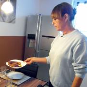 In ihrer neuen WG läuft Tauschmama Anke Gefahr, wieder zwei Männermäuler am Hals zu haben.