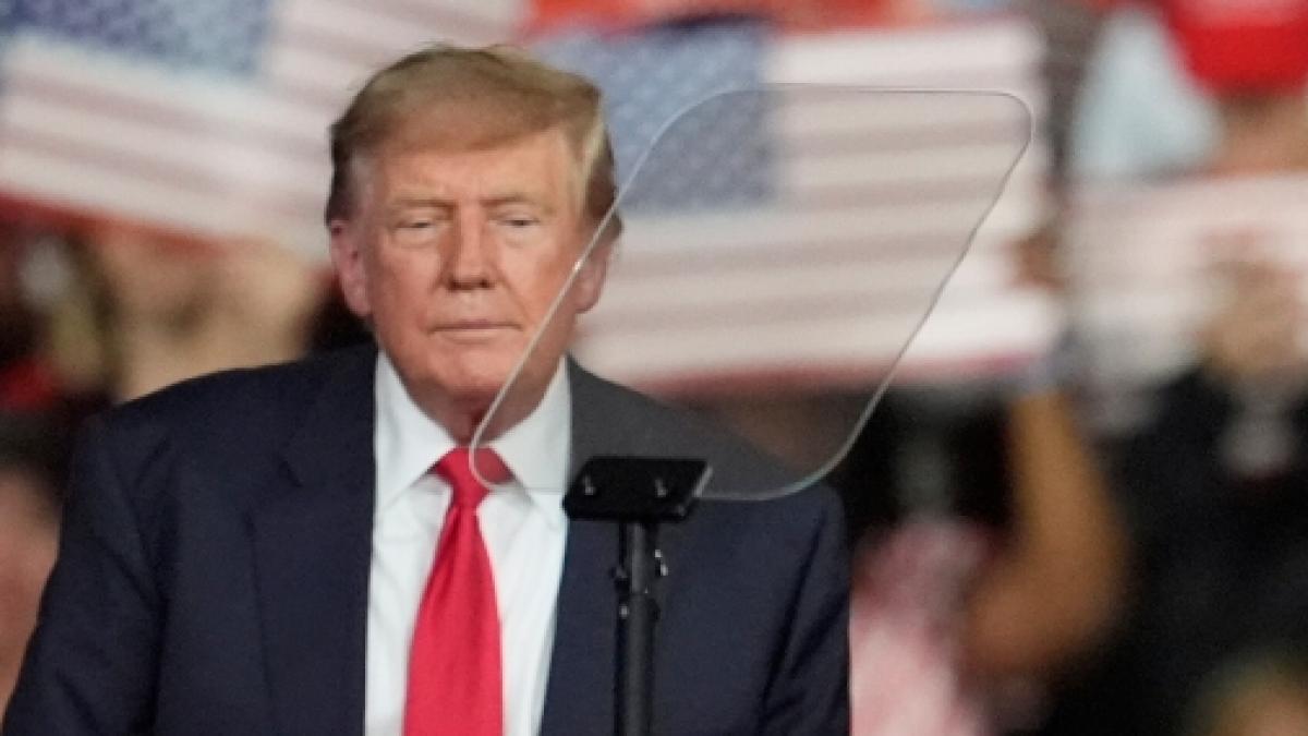 US-Pr&auml;sident Donald Trump (80) zeigte sich im Vorfeld einer&nbsp;Wahlkampfveranstaltung im Guardian Centers of Georgia deutlich angeschlagen.&nbsp; (Foto)