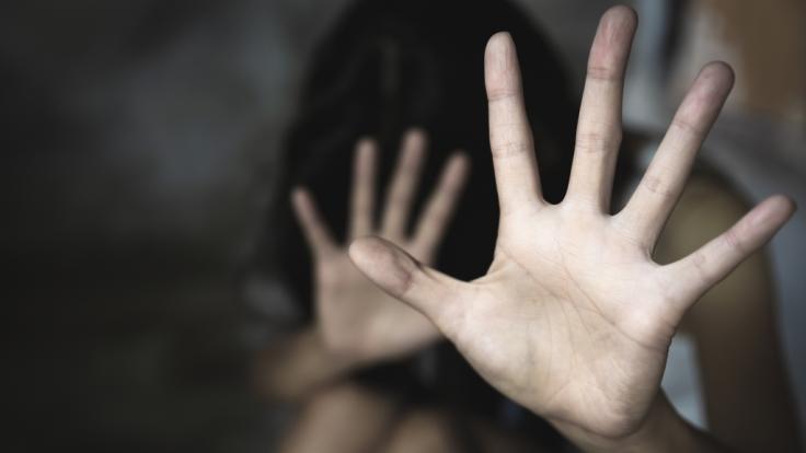 Eine junge Frau starb nach einer brutalen Gruppenvergewaltigung. (Symbolfoto)
