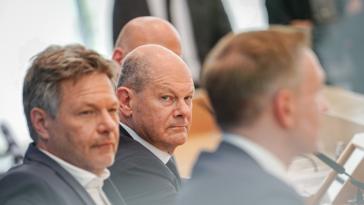 Wirtschaftsminister Robert Habeck (Gr&uuml;ne), Bundeskanzler Olaf Scholz (SPD) und Finanzminister Christian Lindner (FDP, v.l.) bekommen f&uuml;r ihre Arbeit im neuen ZDF-Politbarometer kein gutes Zeugnis ausgestellt. (Foto)