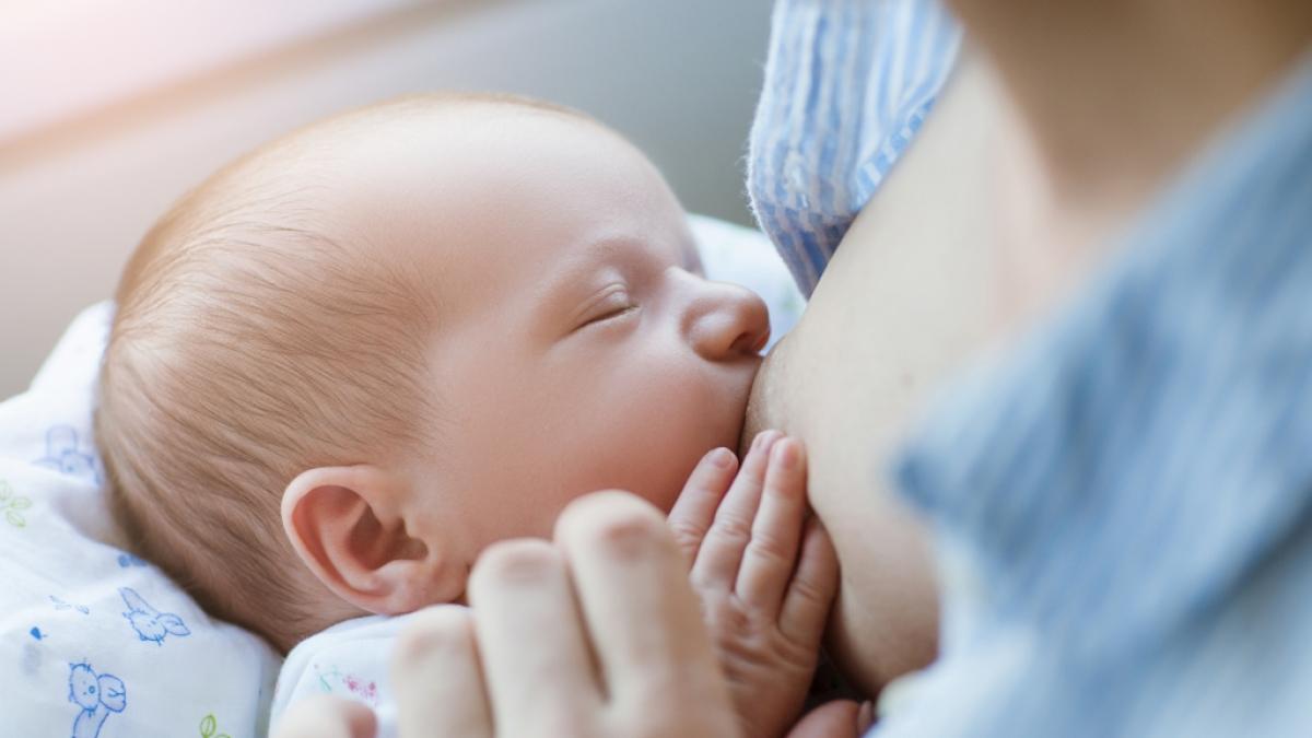 Eine Mutter ist w&auml;hrend des Stillens eingeschlafen. (Foto)