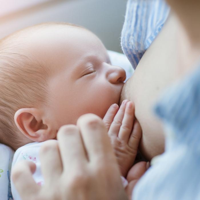 Mutter schläft beim Stillen ein - Baby stirbt!