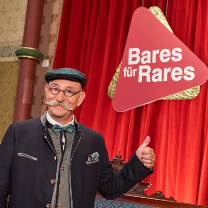 Horst Lichter begrüßt Ingolf Lück auf Schloss Drachenburg