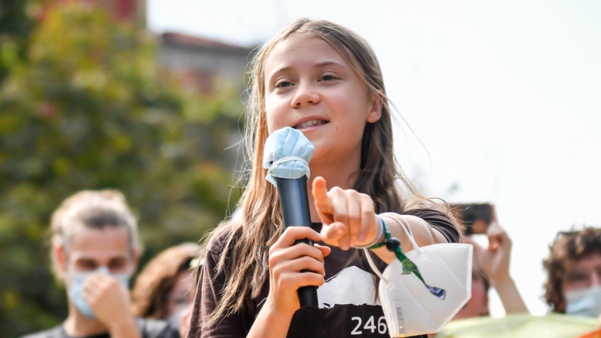 Greta Thunberg zeigte sich auf einer Klimademonstration in Mailand mit einem jungen Mann an ihrer Seite. (Foto)