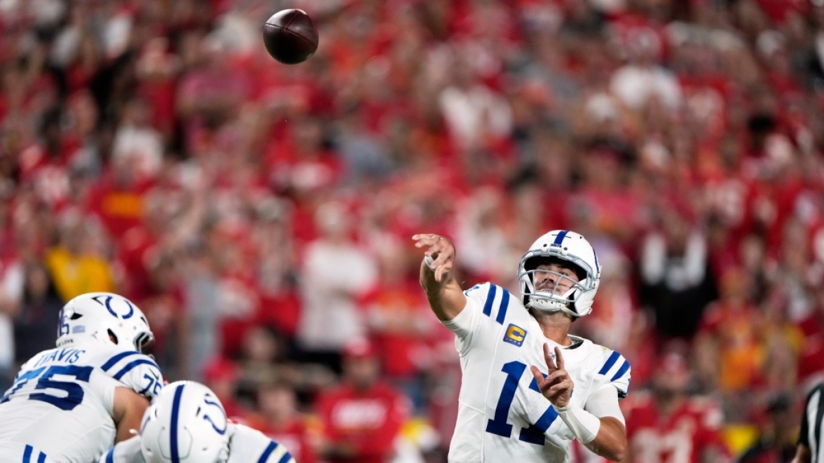 American Football, M&auml;nner: Profiliga NFL, Hauptrunde, 2. Spieltag, Kansas City Chiefs - Indianapolis Colts. Daniel Jones, Quarterback der Indianapolis Colts, wirft den Ball in der ersten Halbzeit. (Foto)
