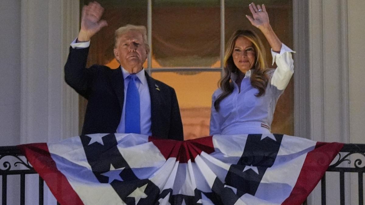 Donald Trump lie&szlig; die Unwetter-Katastrophe mit mindestens 24 Todesopfern in Florida unkommentiert und feierte lieber ausgelassen mit Ehefrau Melania Trump den US-Unabh&auml;ngigkeitstag. (Foto)