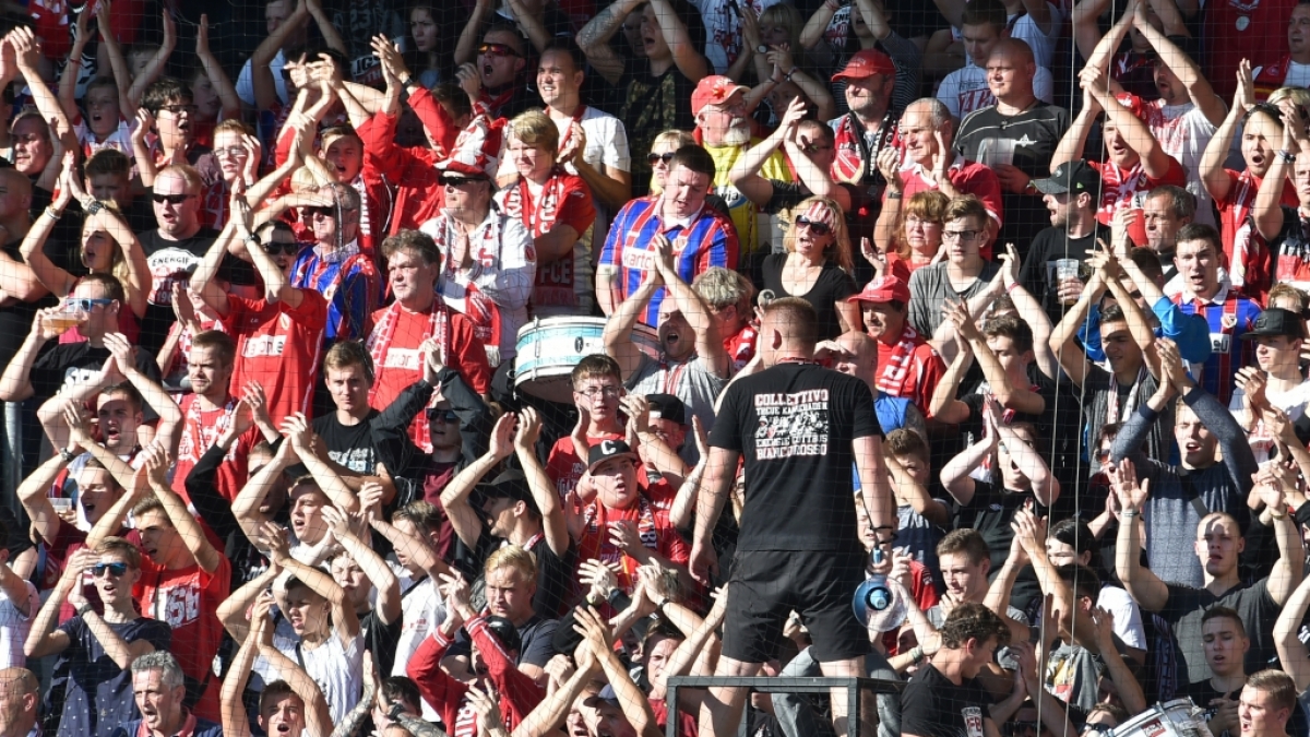 Die Fans von Energie Cottbus heizen ihrem Team ein. (Symbolbild) (Foto)