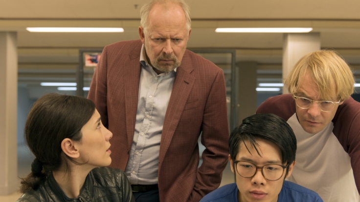 Sarah Brandt (Sibel Kekilli, li.) und Klaus Borowski (Axel Milberg, 2. v.l.) recherchieren mit den Kollegen der Abteilung Cybercrime Cao (Yung Ngo, 3. v.l.) und Dennis (Mirco Kreibich, re.).