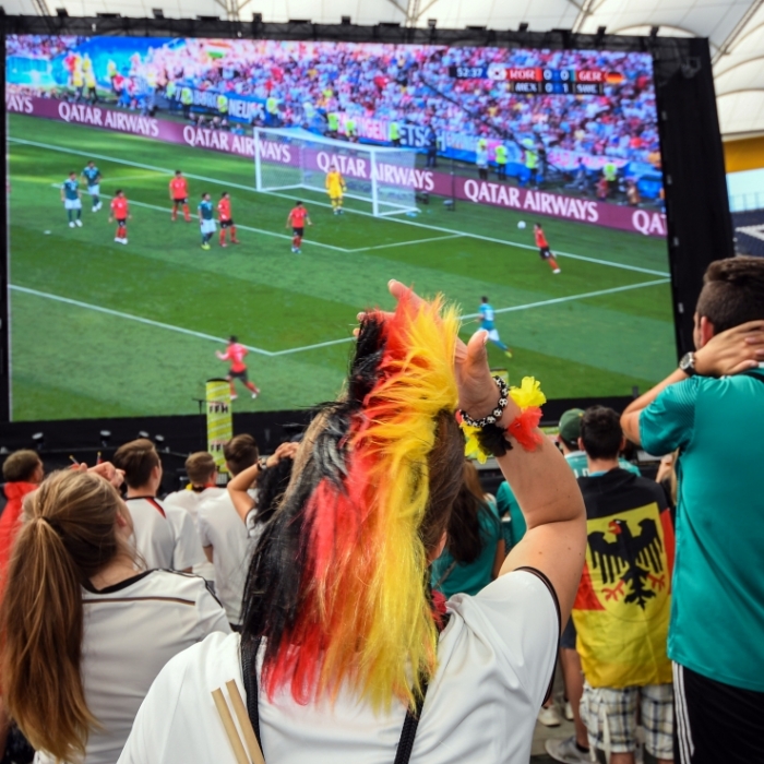 Was ist erlaubt, was nicht? HIER dürfen Sie zusammen Fußball gucken