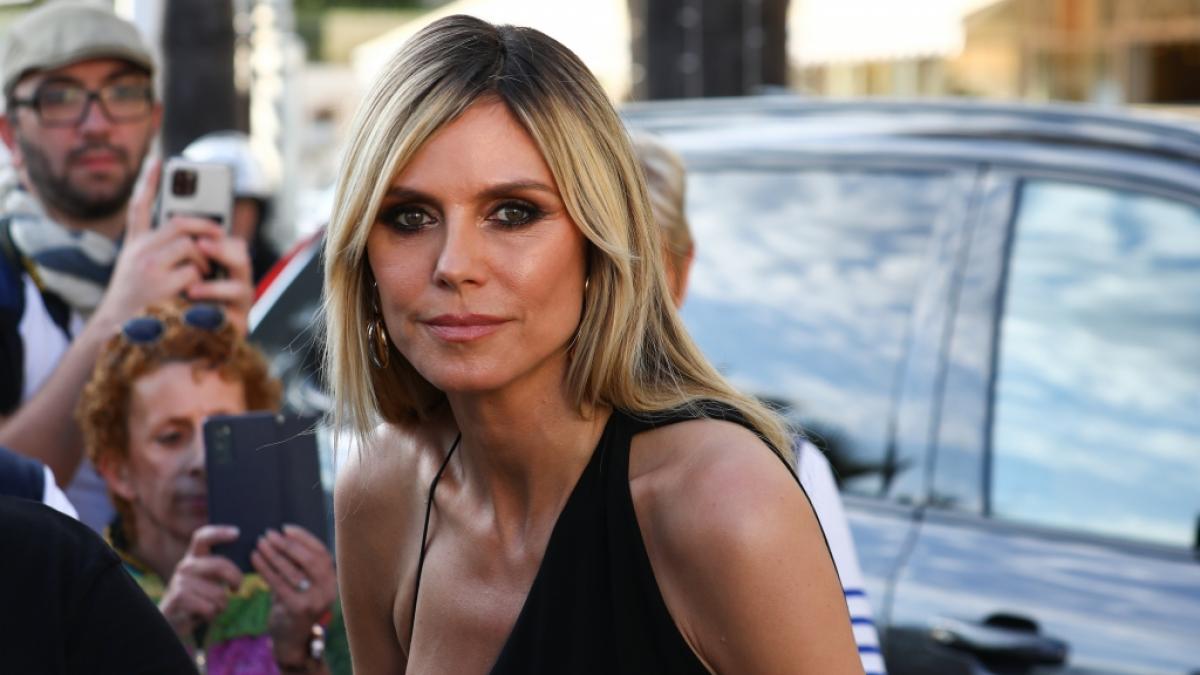 Heidi Klum setzt ihre beiden Br&uuml;ste "Hans" und "Franz" in einem Blech-Outfit in Szene. (Foto)