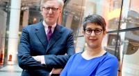 Theo Koll und Shakuntala Banerjee fühlen Deutschlands Spitzenpolitikern in den ZDF-Sommerinterviews vor der Bundestageswahl 2021 auf den Zahn.