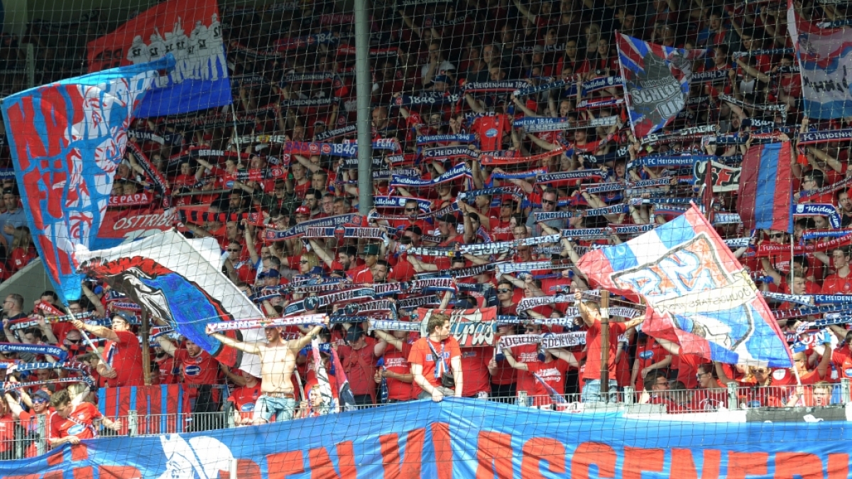 Die Fans des 1. FC Heidenheim feuern ihren Verein an. (Symbolbild) (Foto)