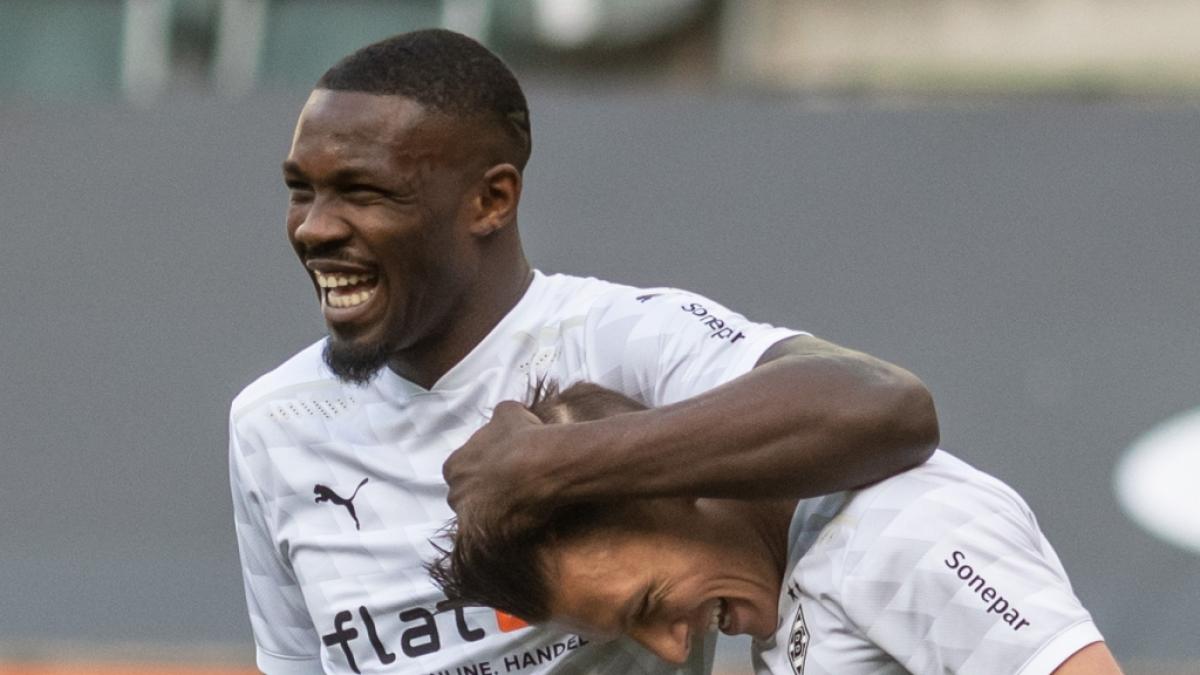 Borussia M&ouml;nchengladbach-Spieler&nbsp;Marcus Thuram (l) wechselt nicht nach Nizza. (Foto)