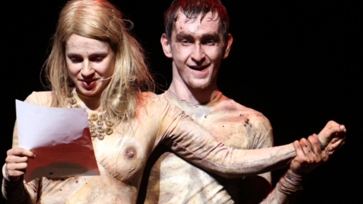 Lisa Bitter (l.) probt im Nackt-Kost&uuml;m als Ophelia eine Neuinszenzierung von Shakespeares "Hamlet" im Schauspielhaus Stuttgart 2009. (Foto)