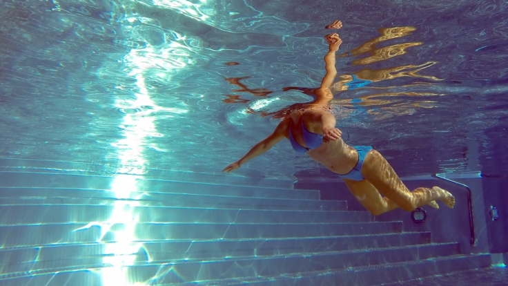 Horror im Freibad, sexy im eigenen Pool: Mitten im Wasser sagt der Bikini «tschüss».
