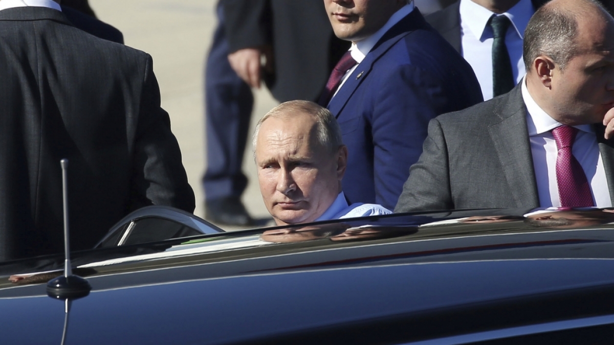 Wladimir Putin beim Einsteigen in seine kugelsichere Luxus-Limousine. (Foto)
