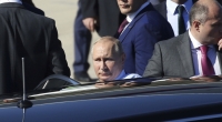 Wladimir Putin beim Einsteigen in seine kugelsichere Luxus-Limousine.