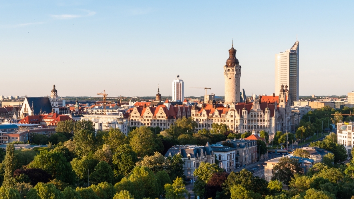 Panorama von Leipzig: Rathaus und Bundesverwaltungsgericht im Sonnenuntergang. (Foto)