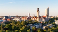 Panorama von Leipzig: Rathaus und Bundesverwaltungsgericht im Sonnenuntergang.