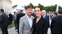 Lisa Müller zusammen mit ihrem besten Freund Michael James Murphy beim Sommerempfang des Bayerischen Landtags im Garten des Neuen Schlosses Schleißheim.
