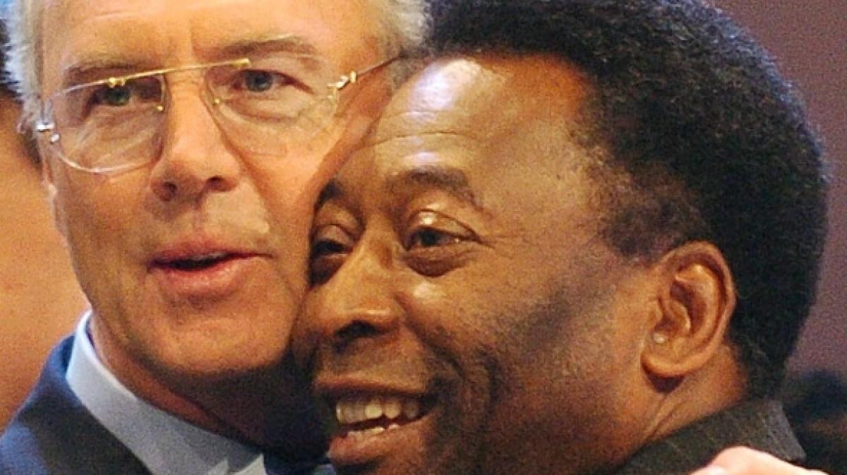 Fu&szlig;ball-Legenden unter sich: Pel&eacute;, hier auf einem Foto von 2003 neben Franz Beckenbauer, sorgte zu Lebzeiten nicht nur auf dem Fu&szlig;ballfeld, sondern auch mit privaten Abenteuern f&uuml;r Aufregung. (Foto)