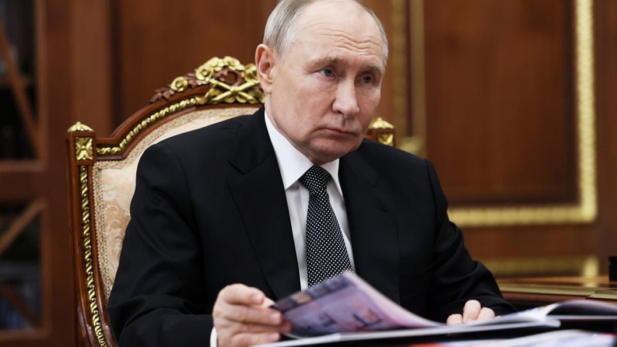 Wladimir Putins Paranoia soll nach einer r&auml;tselhaften Auto-Explosion mitten in Moskau immer groteskere Z&uuml;ge annehmen. (Foto)