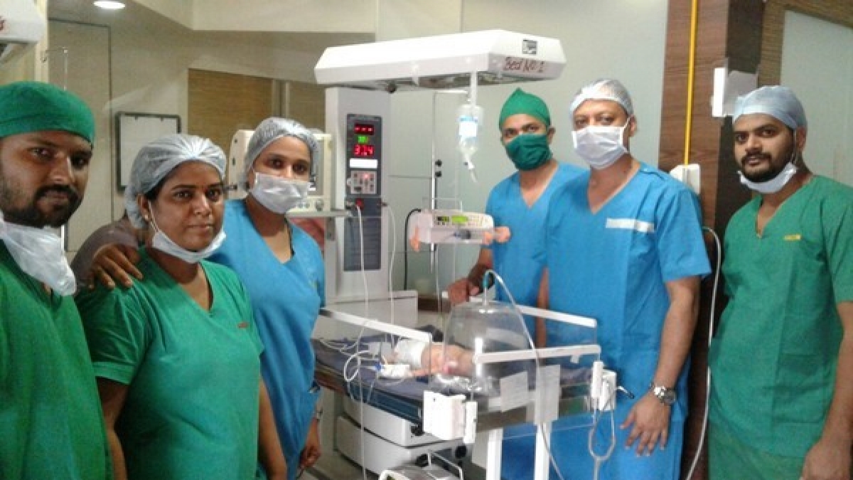 Diese &Auml;rzte-Team, aus dem Titan-Krankenhaus in Thane (Maharashtra, Indien) hat den Foetus entnommen. (Foto)
