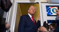 Donald Trump reagierte an Bord der Air Force One mit Humor auf Berichte über seinen Gesundheitszustand.