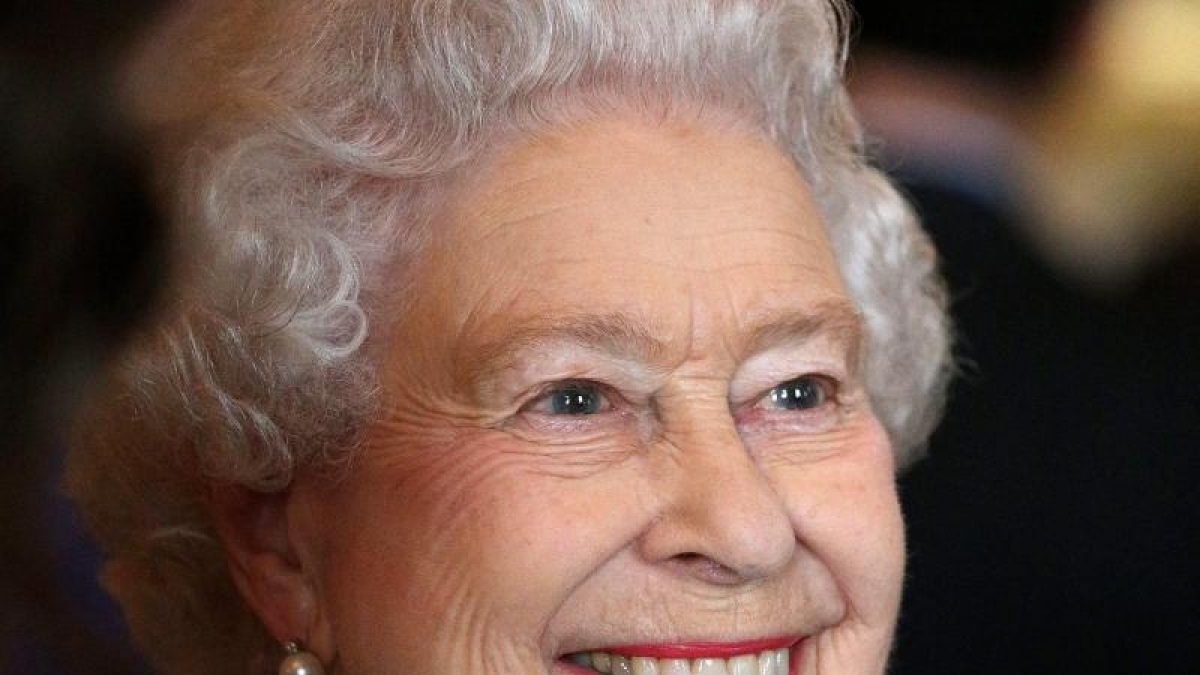Queen Elizabeth II. tritt nie ohne ein wichtiges Accessoire aus dem Haus: ihren Lippenstift. In Kombination mit ihrem strahlenden royalen Lächeln kommt die korallene Lippenfarbe besonders gut zur Geltung. (Foto)