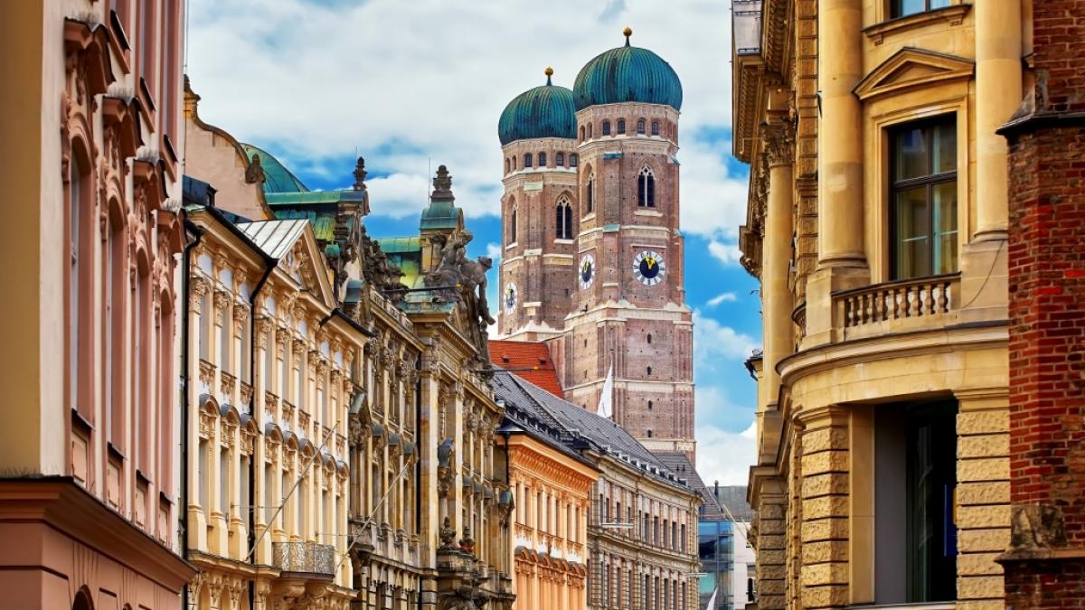 Die T&uuml;rme der M&uuml;nchner Frauenkirche. Aktuelle Nachrichten aus und &uuml;ber M&uuml;nchen hier auf news.de. (Foto)
