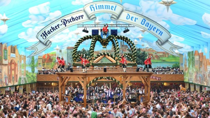 Oktoberfest in München (Bayern) im Hackerzelt.