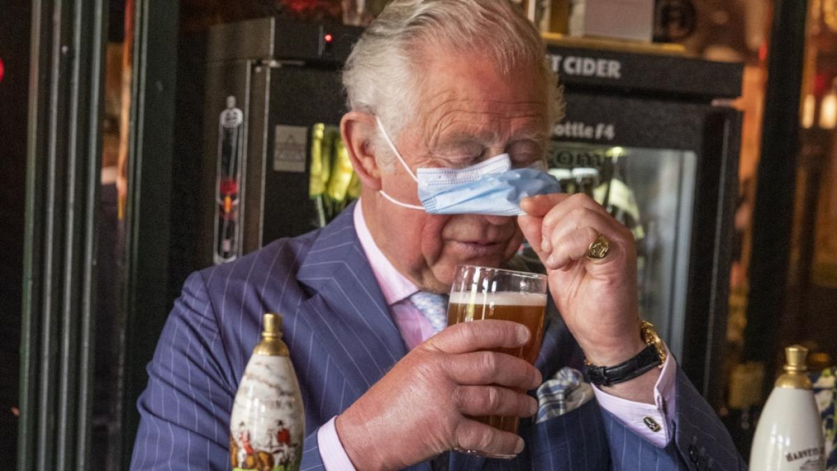 Die Finger des Prinzen sind stark angeschwollen. (Foto)