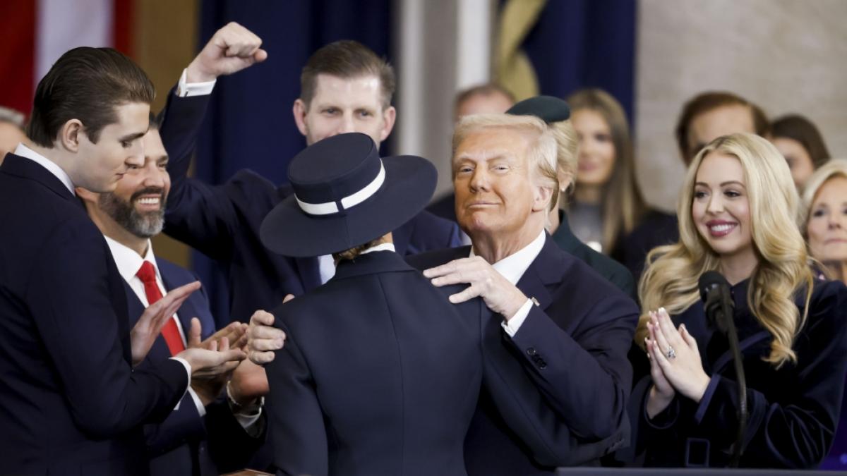 Donald Trump grinst in die Kameras. (Foto)