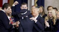 Donald Trump grinst in die Kameras.